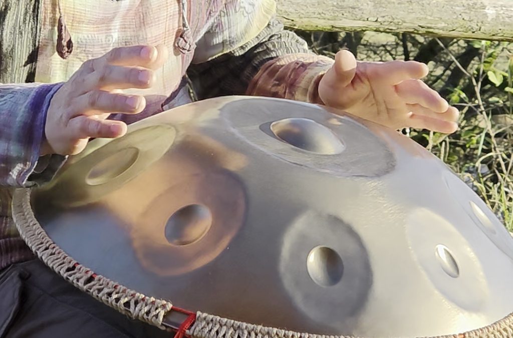 Hände spielen Handpan - Nahaufahme